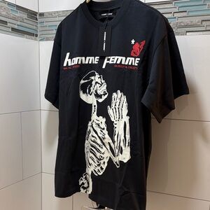 Black Homme Femme Praying Skeleton Graphic T-Shirt